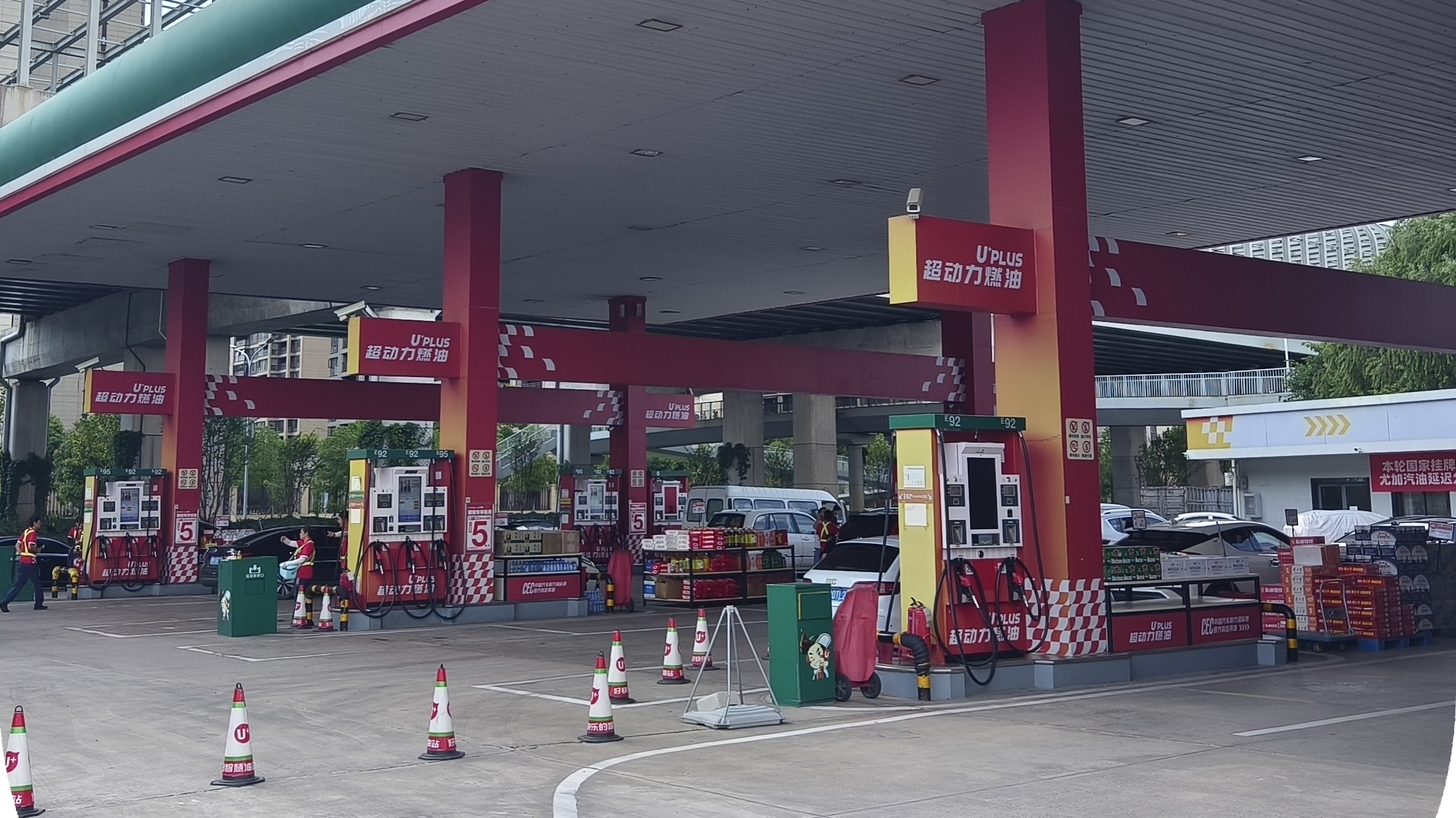 武漢某加油站油罐機(jī)械清洗項(xiàng)目，保障運(yùn)營(yíng)不間斷